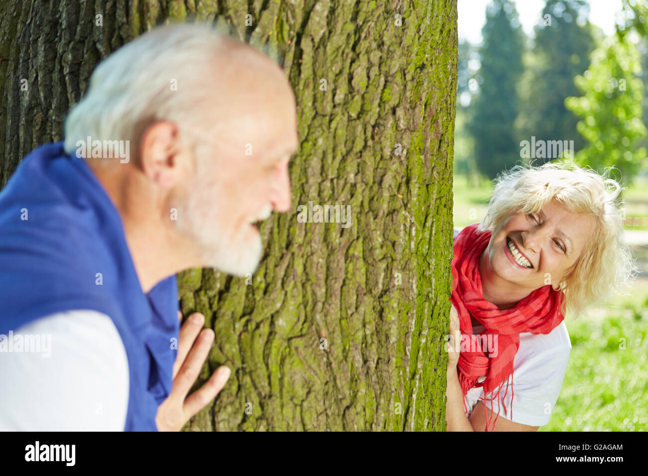 Happy senior couple joue à cache-cache dans la nature Banque D'Images