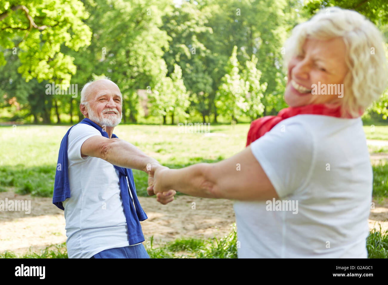 Happy senior couple dansant ensemble dans la nature en été Banque D'Images