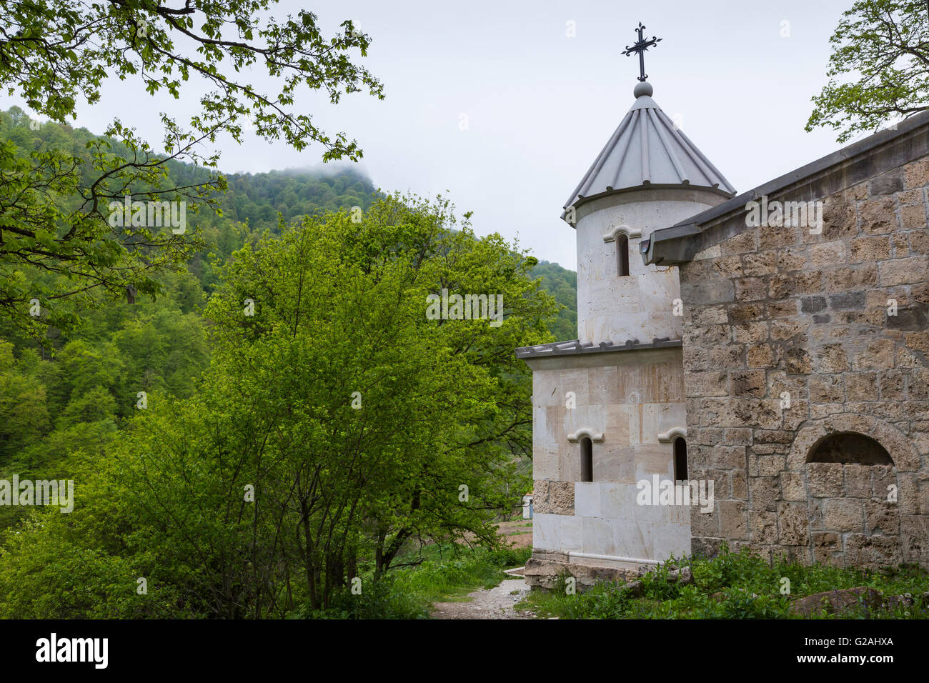 L'ancien monastère Haghartsine est situé près de la ville de Dilijan, dans une vallée boisée. L'Arménie Banque D'Images