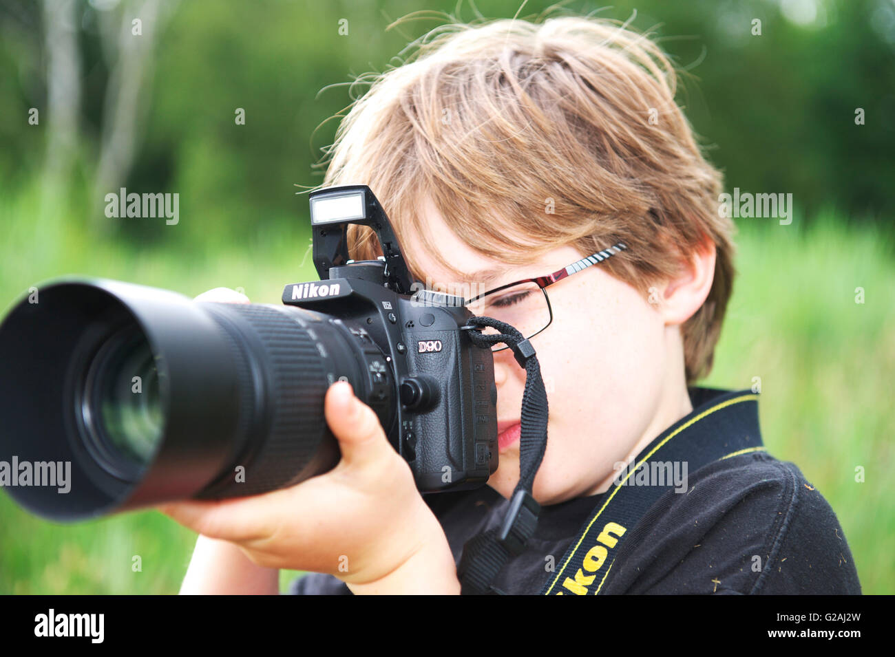 Les Jeunes Anglais Blanc Enfant Tient Un Appareil Photo Avec Un