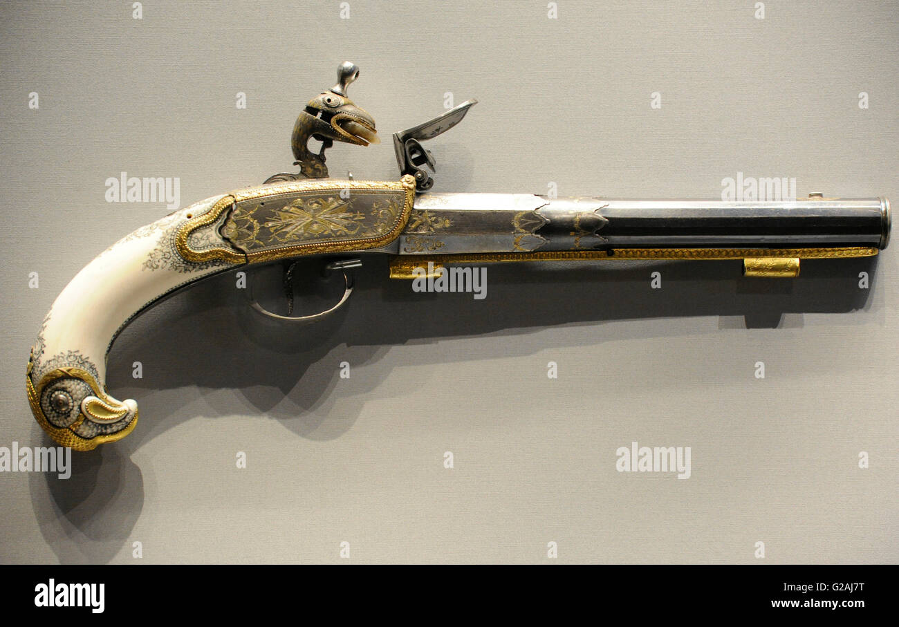 Pistolet à silex. L'os, l'acier, alliage de cuivre ; forgeage, moulage, pourchasser, gravure, incrustation, dorure, bleuissage. Toula, Russie. Ca. 1790. Par Ivan Lyalin. Le Musée de l'Ermitage. Saint Petersburg. La Russie. Banque D'Images