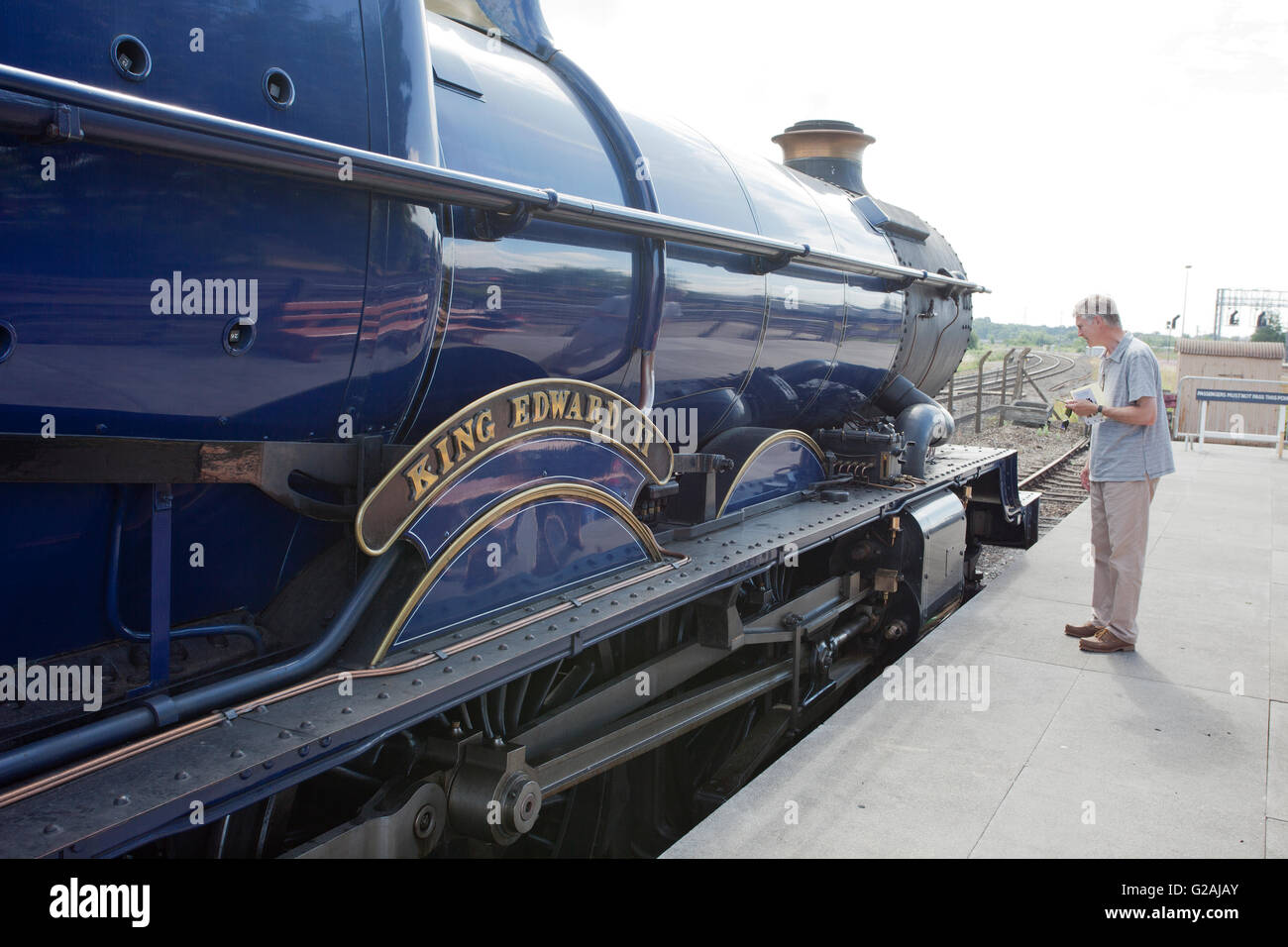 Un visiteur l'examen ex loco GWR 6023 'le roi Édouard II' conservé au Didcot Railway Centre, Oxfordshire, England, UK Banque D'Images