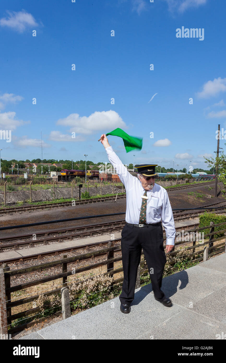 La Garde côtière canadienne qui agitait un drapeau vert pour commencer sa formation à l'Didcot Railway Centre, Oxfordshire, England, UK Banque D'Images