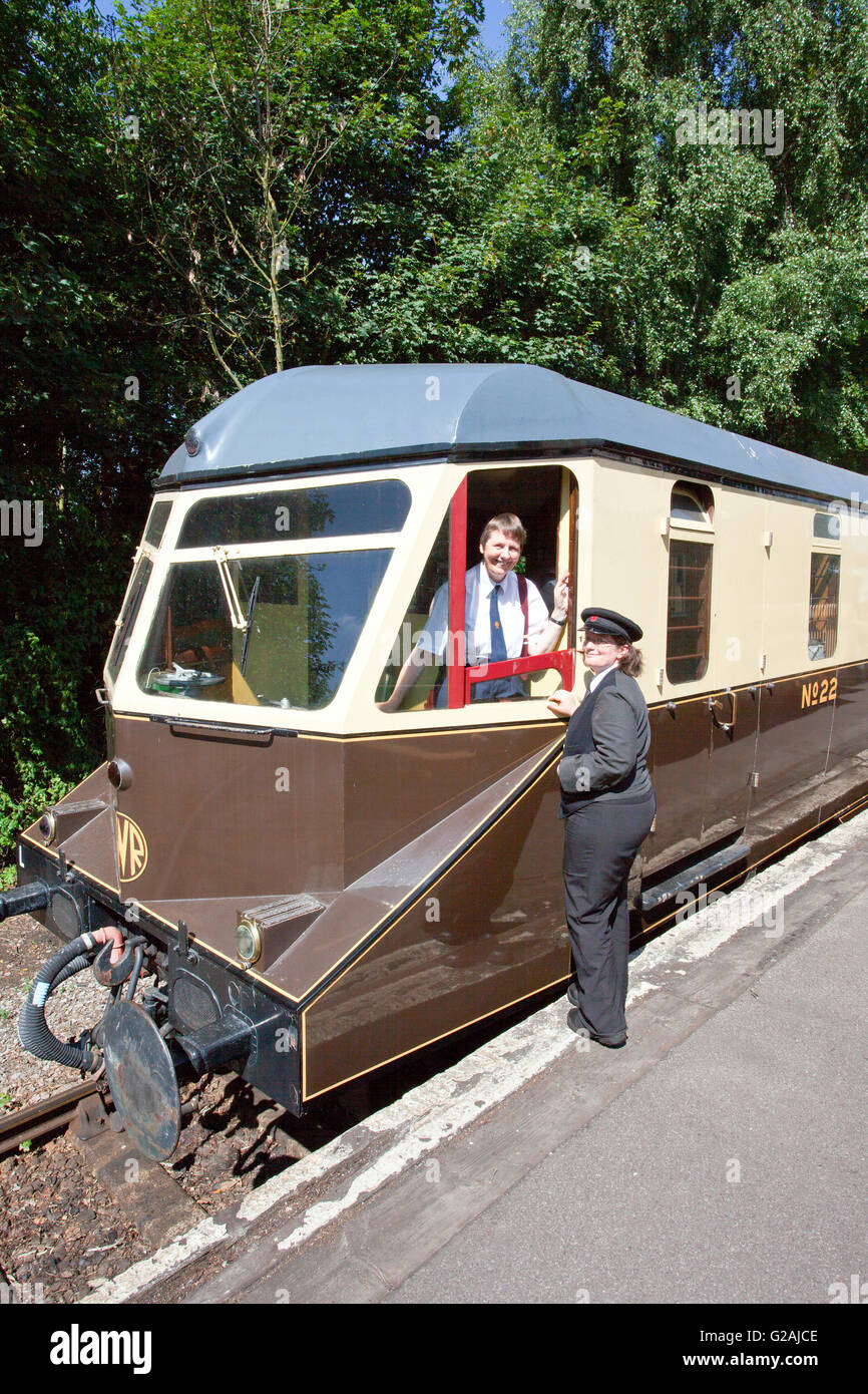 Dame conducteur d'un ancien Great Western Railway vintage Railmotor au Didcot Railway Centre, Oxfordshire, England, UK Banque D'Images