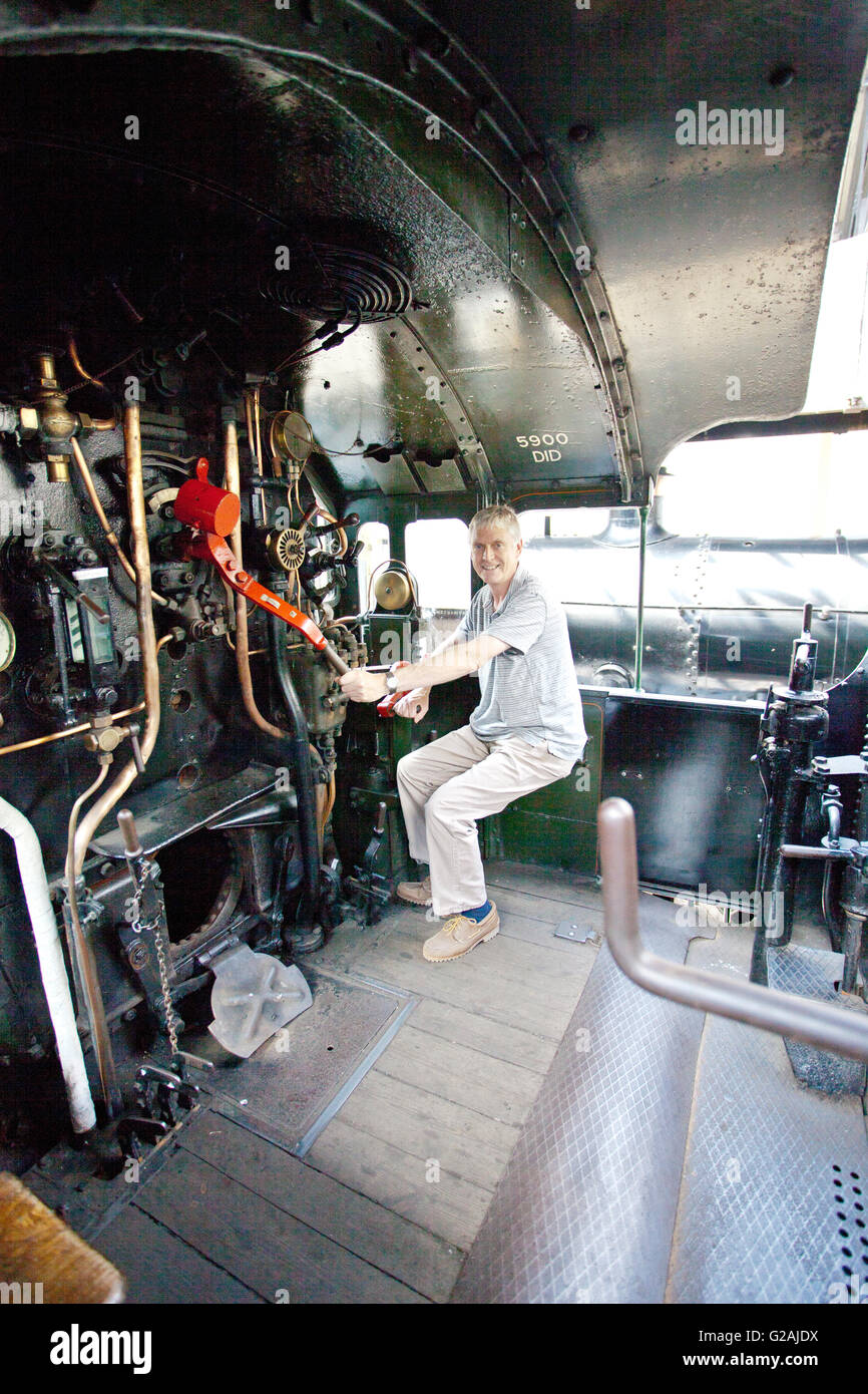 Un visiteur sur le plancher d'une ancienne machine à vapeur express GWR au Didcot Railway Centre, Oxfordshire, England, UK Banque D'Images