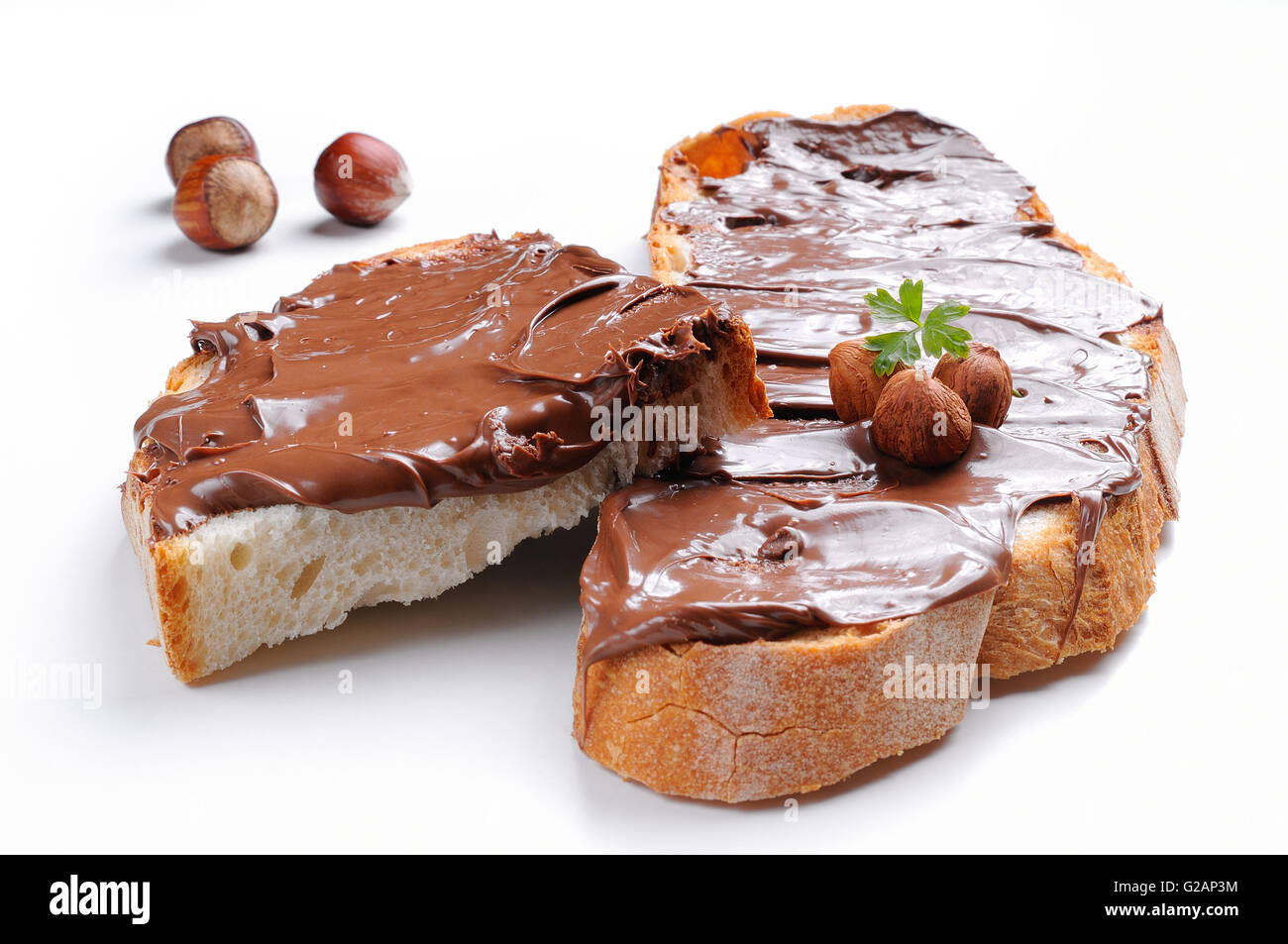 Deux tranches de pain avec la crème au chocolat blanc et noisettes isolé vue avant Banque D'Images