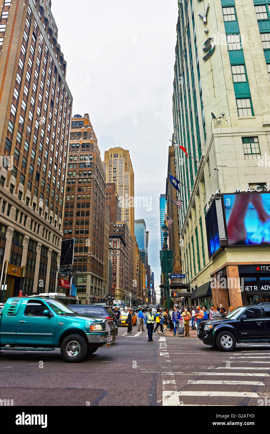 New York, USA - 6 mai 2015 : Intersection de West 34th Street et 7th Avenue, ou Fashion Avenue, et l'agent de la circulation Banque D'Images