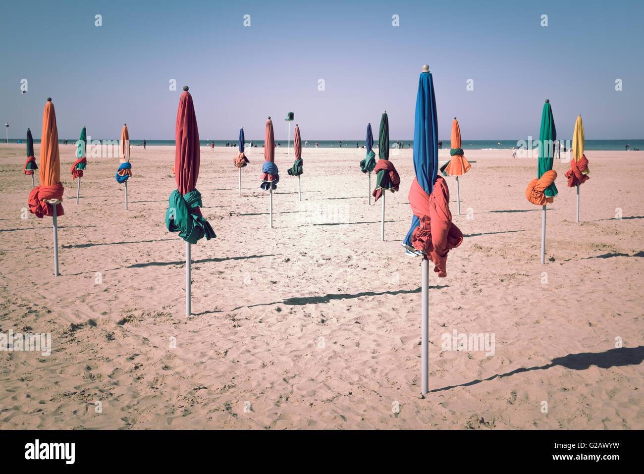 Les célèbres parasols colorés sur la plage de Deauville, Normandie, Nord de la France Banque D'Images
