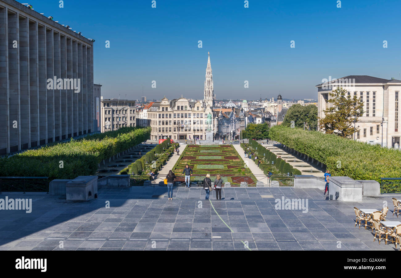 Vue du Mont des Arts / Kunstberg park à Bruxelles lors d'une journée ensoleillée. Dans l'arrière-plan des bâtiments de la ville et le beffroi de l'hôtel de ville. Banque D'Images