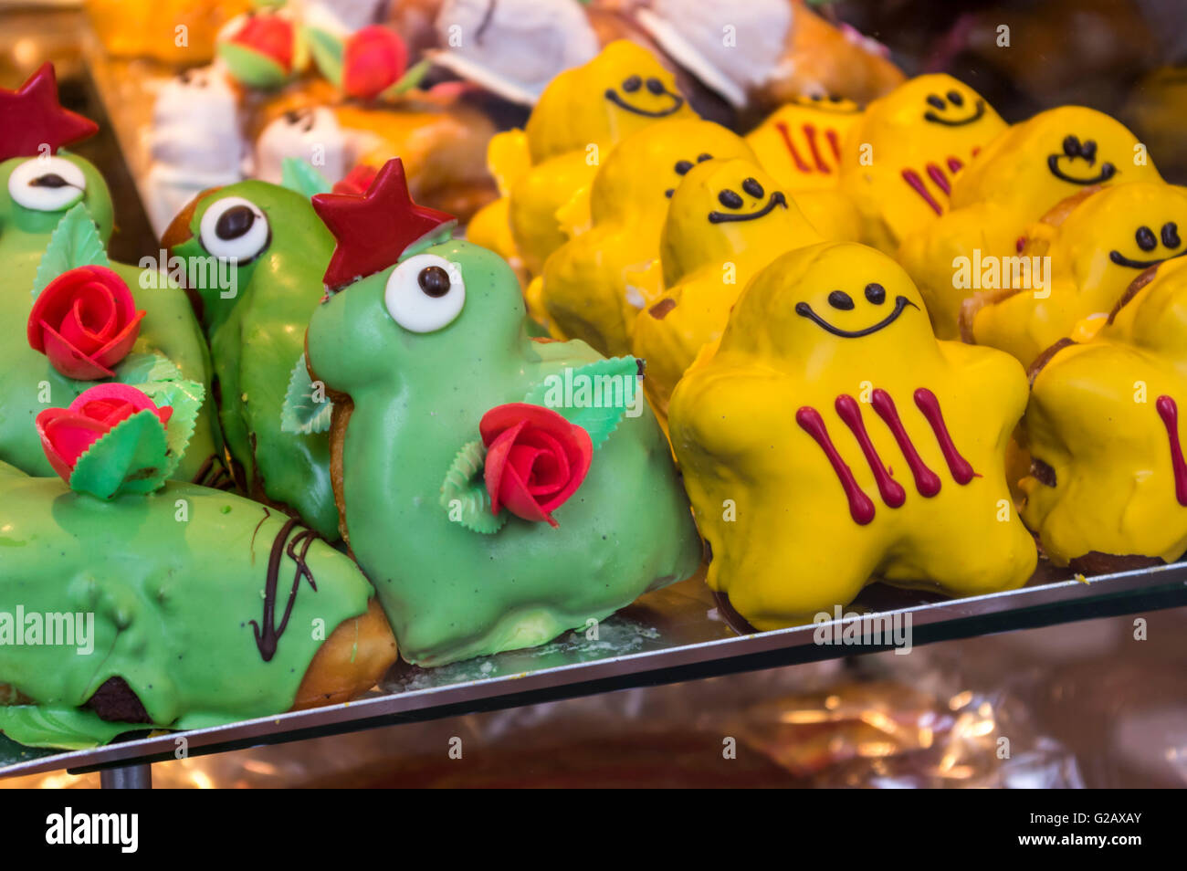 Les cookies en forme de Saint George et le dragon, à l'occasion de la Diada de Sant Jordi (Saint George's Day), le 23 avril, Barcelone. Banque D'Images