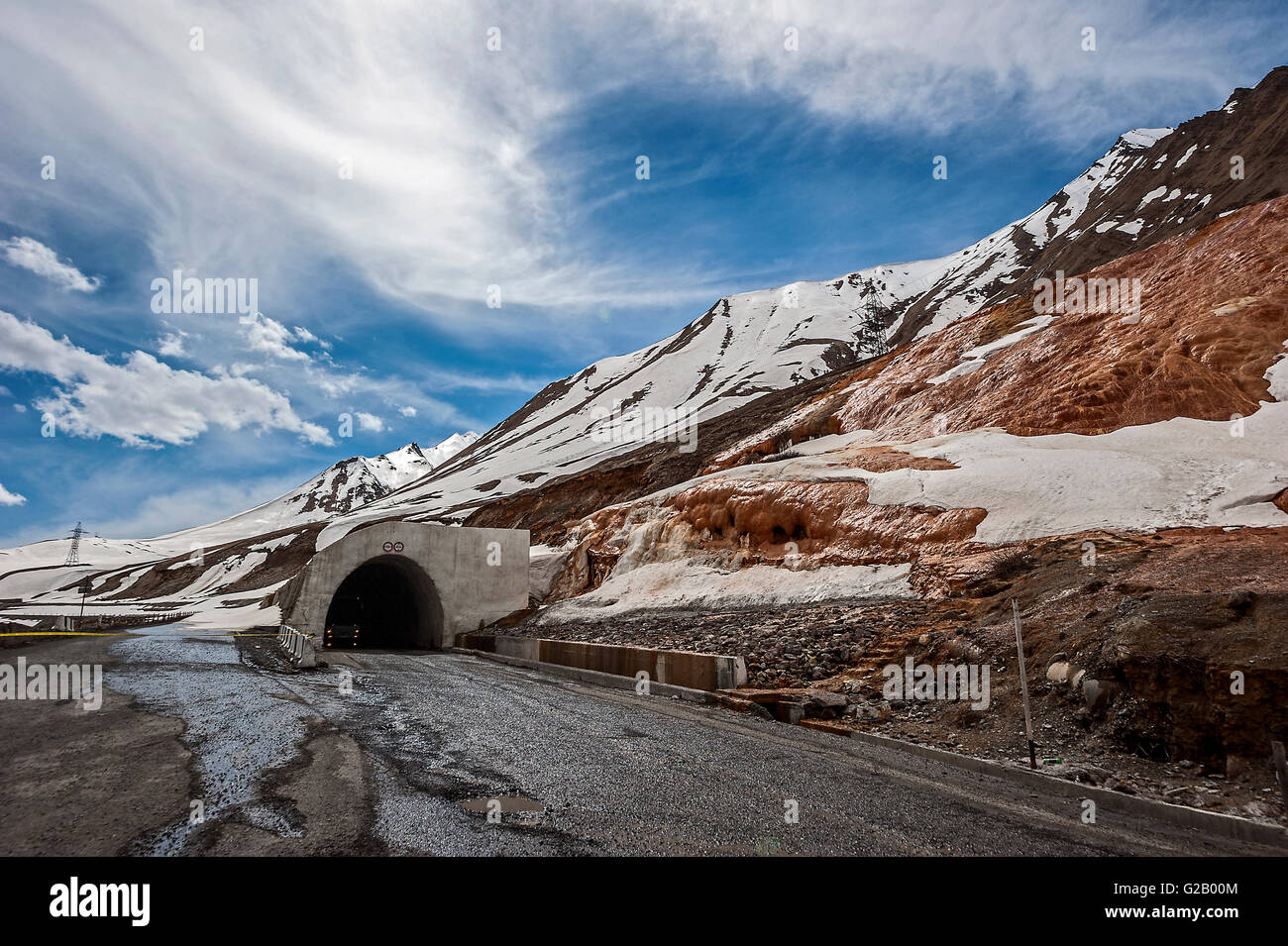 La Géorgie, la route militaire géorgienne . Le tunnel , qui protège contre les avalanches et les glissements de terrain près de la cascade Banque D'Images