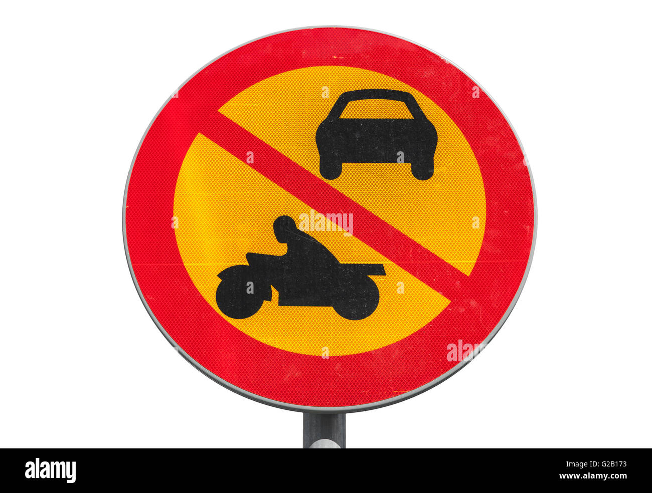 Tour européen de signalisation rouge et jaune isolé sur blanc, le passage des véhicules et motos est interdite Banque D'Images