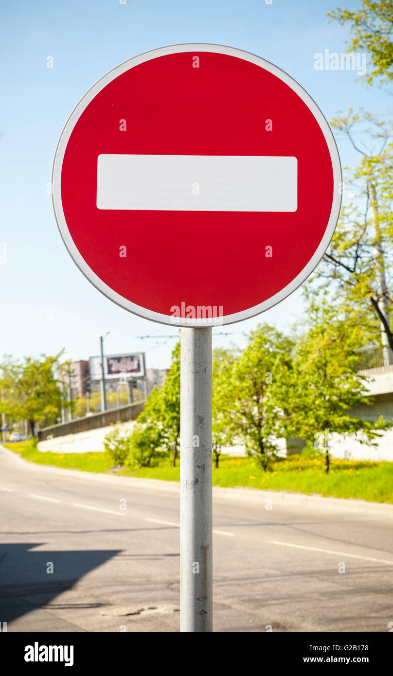 Round Red Road sign sur poteau de métal. Pas d'entrée flêchage montés sur des routes urbaines Banque D'Images