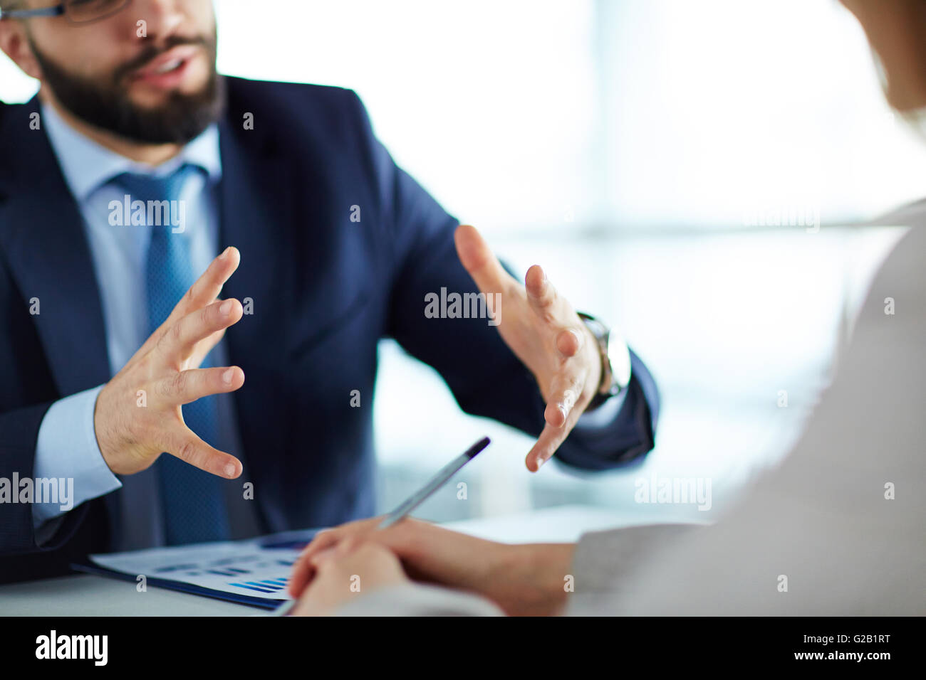 Manager montrant la croissance estimée à gagner à son collègue Banque D'Images