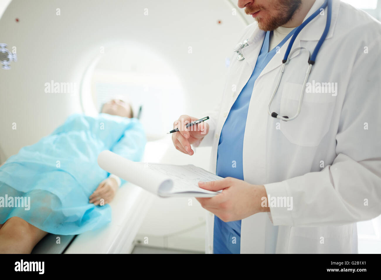 Médecin au CT scan machine Banque D'Images