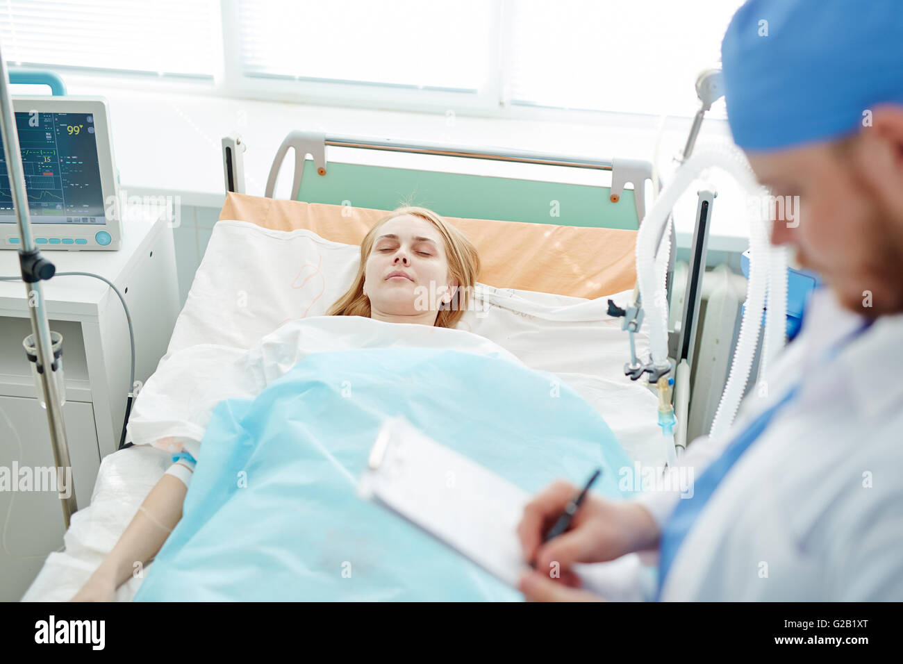 Young woman lying in icu Banque D'Images