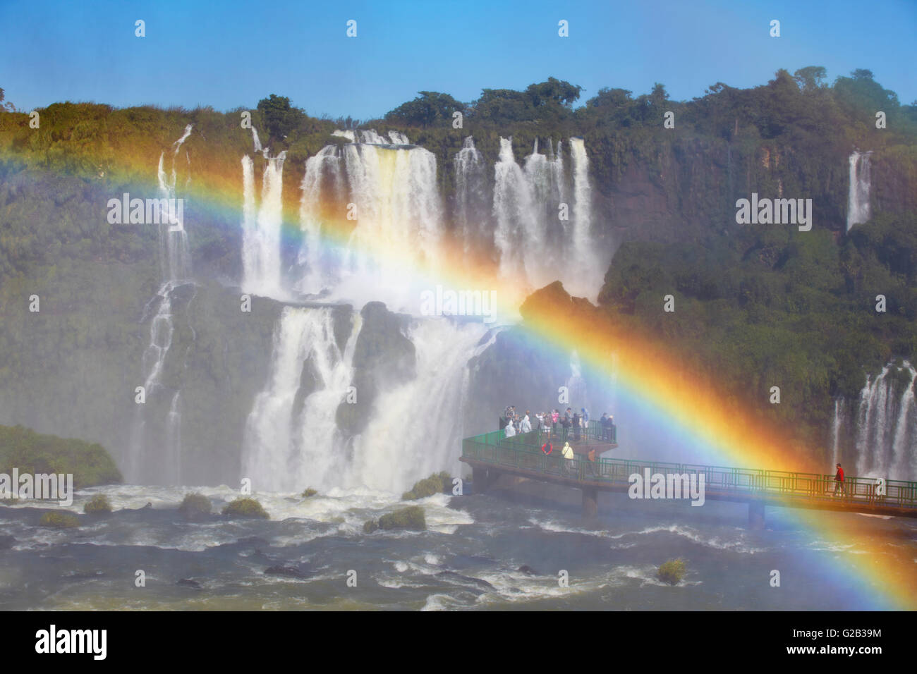 Les touristes dans le passage libre à Iguacu Iguacu Falls, parc national, Iguacu, Parana, Brésil Banque D'Images