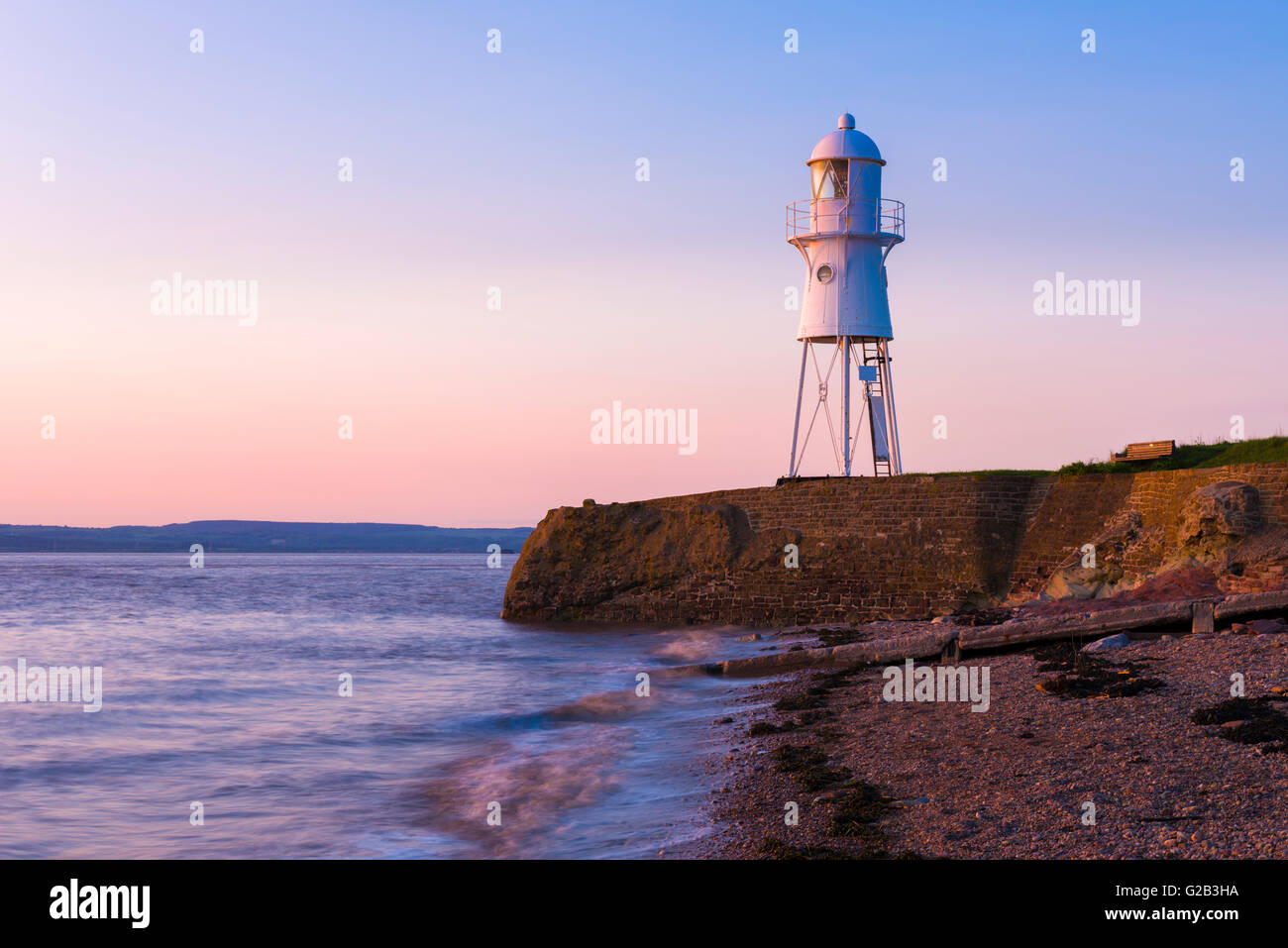 Le phare surplombant l'estuaire de la Severn à Black Nore, Portishead, North Somerset, Angleterre. Banque D'Images