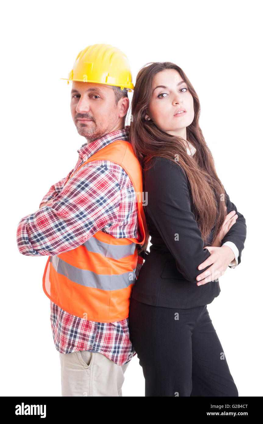 Constructeur Construction et business woman standing confiant dos à dos comme un partenariat réussi et le travail d'équipe isolée concept Banque D'Images