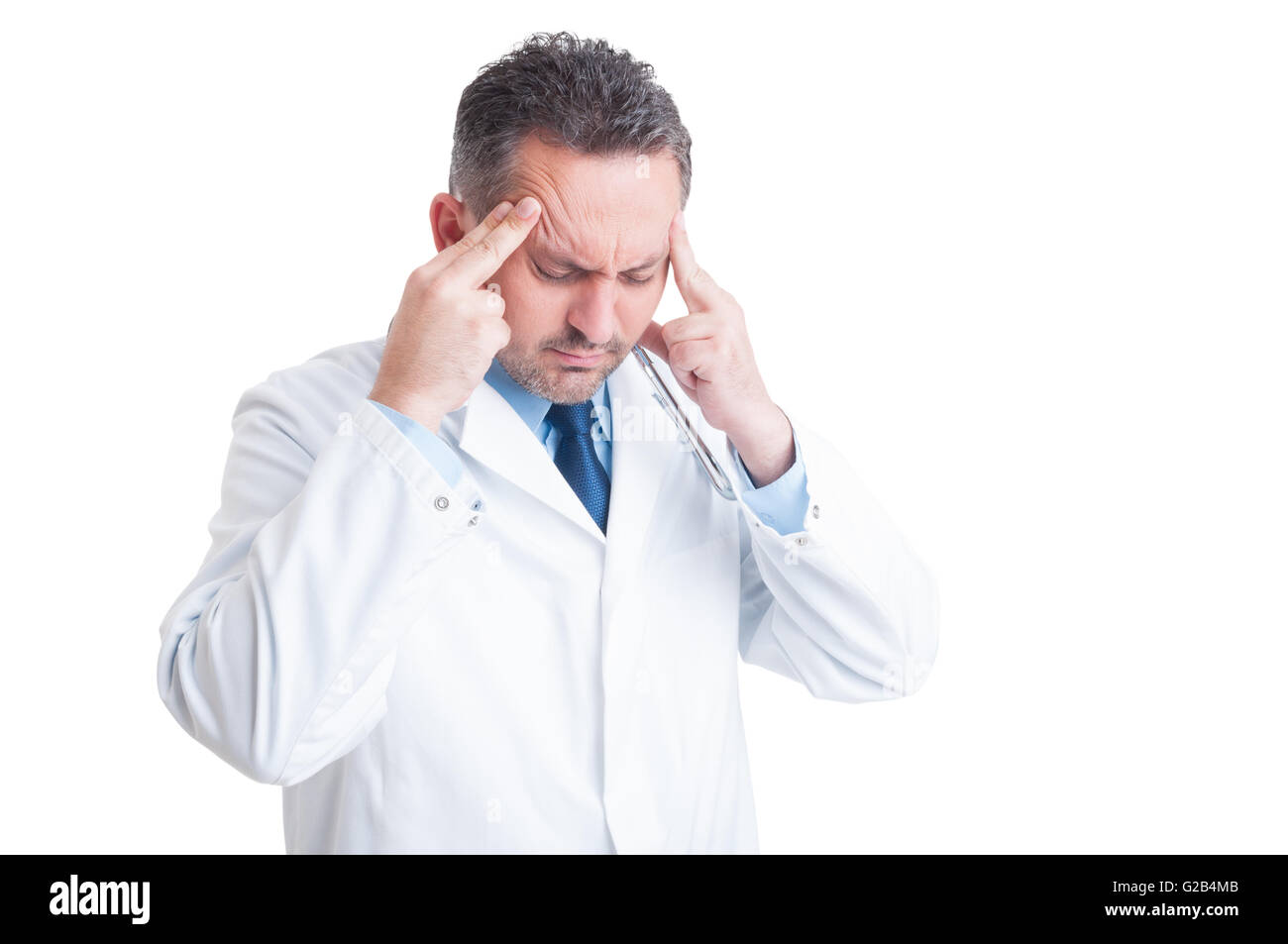Souligné médecin ou infirmier souffrant d'un mal de tête isolé sur fond blanc Banque D'Images
