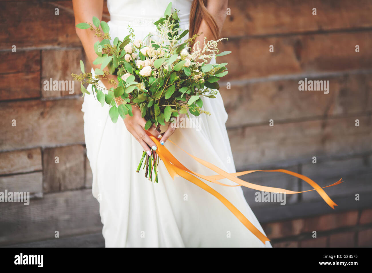 Girl in dress holding bouquet dans les mains Banque D'Images Girl in dress holding bouquet dans les mains Banque D'Images