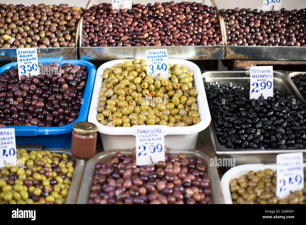 ATHÈNES, Grèce — Une variété d'olives exposées en vente à l'Agora Dimotiki, également connue sous le nom d'Agora Varvakios, dans le centre-ville d'Athènes. Le marché est le plus grand marché de détail d'aliments frais de la ville, avec de nombreux étals offrant diverses variétés d'olives grecques. L’Agora Dimotiki est une destination populaire pour les habitants et les touristes, mettant en valeur l’importance des olives dans la culture culinaire grecque. Banque D'Images