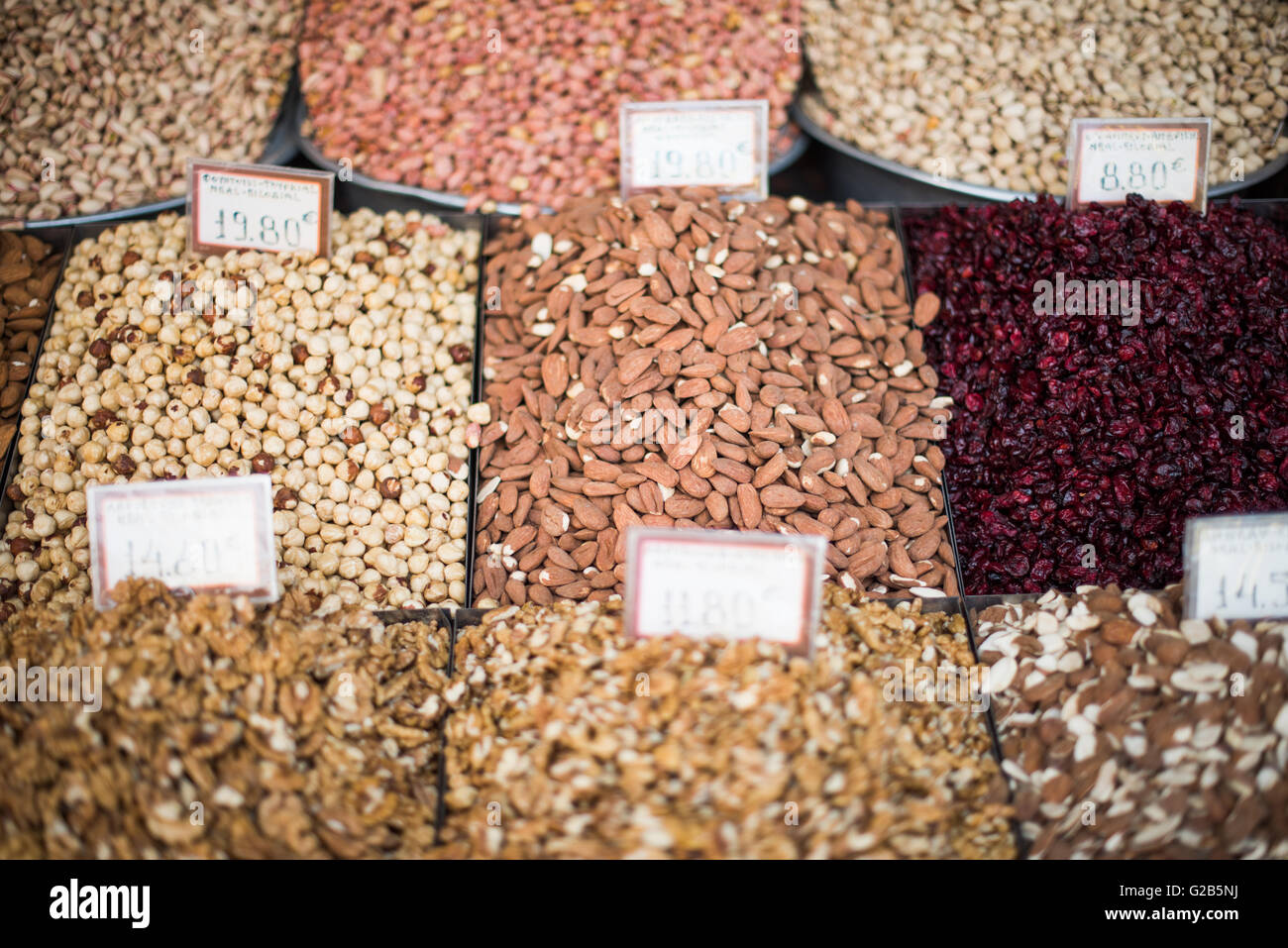 ATHÈNES, Grèce — Une variété de céréales et de noix à vendre à l'Agora Dimotiki, également connue sous le nom d'Agora Varvakios, dans le centre-ville d'Athènes. Le marché est le plus grand marché de détail d'aliments frais de la ville, avec des étals offrant divers grains grecs, noix et produits secs. L'Agora Dimotiki est une destination populaire pour les habitants et les touristes, mettant en valeur l'importance de ces aliments de base dans la culture culinaire grecque. Banque D'Images