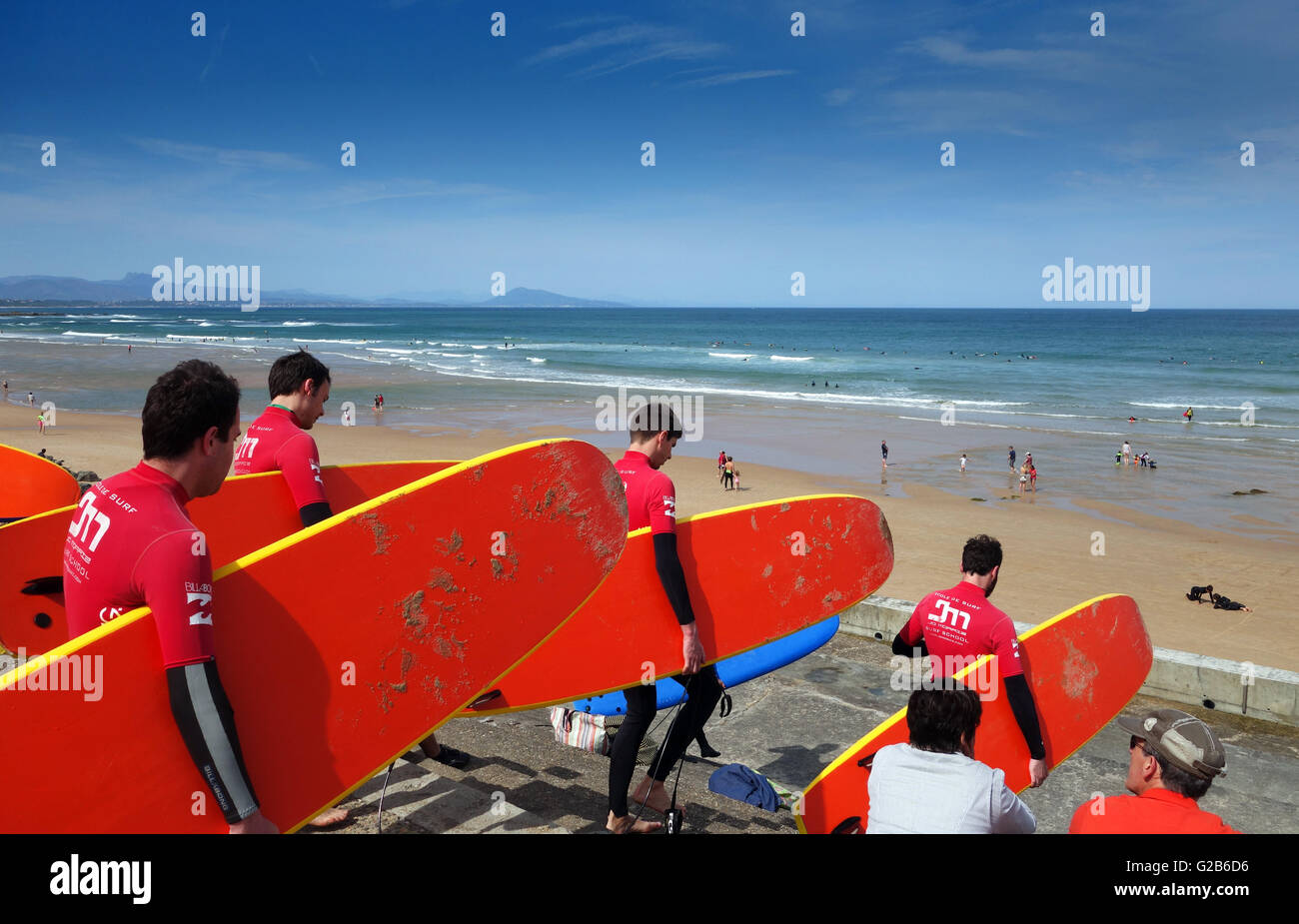 La planche de surf de débutant en direction de la plage et de la mer à Biarritz en France avec les surf school Ecole de Surf. Banque D'Images