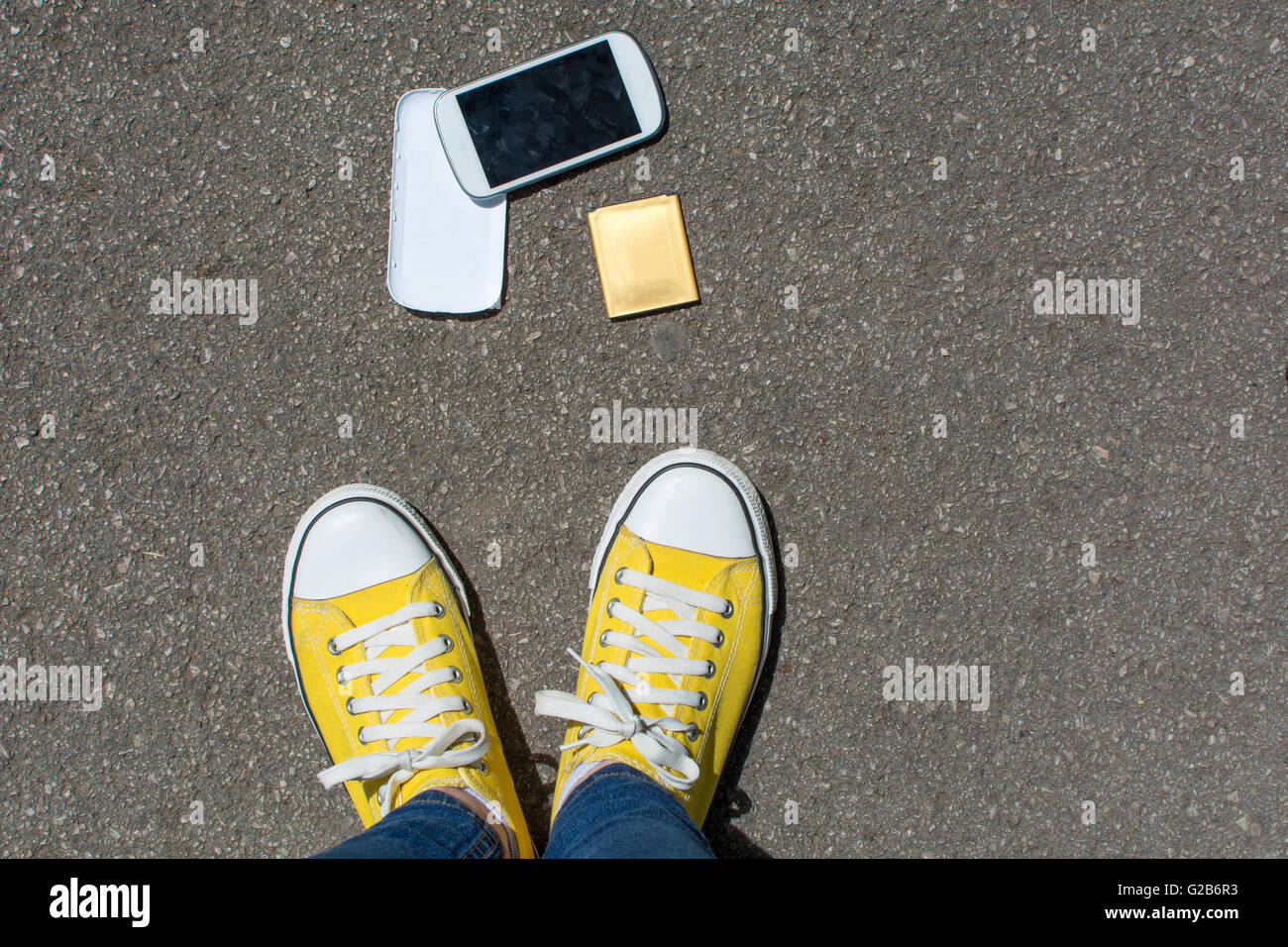 Smartphone démonté sur le sol devant personne. Point de vue à la première personne Banque D'Images