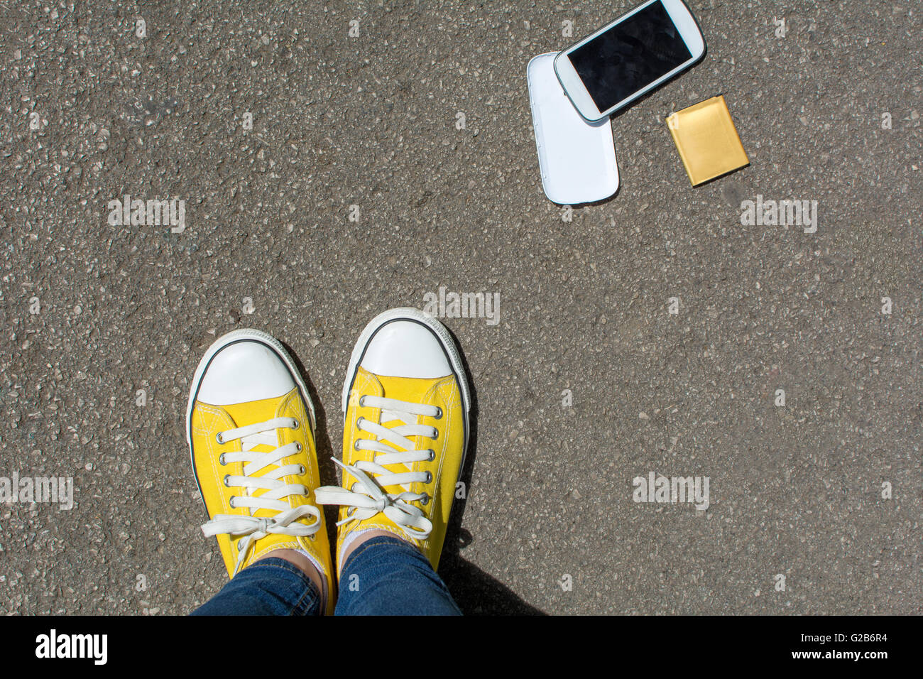 Smartphone démonté sur le sol devant personne. Point de vue à la première personne Banque D'Images