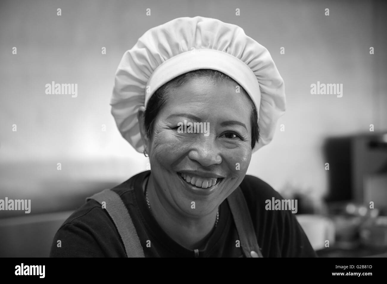 Photo en noir et blanc de portrait chef femme asiatique Banque D'Images