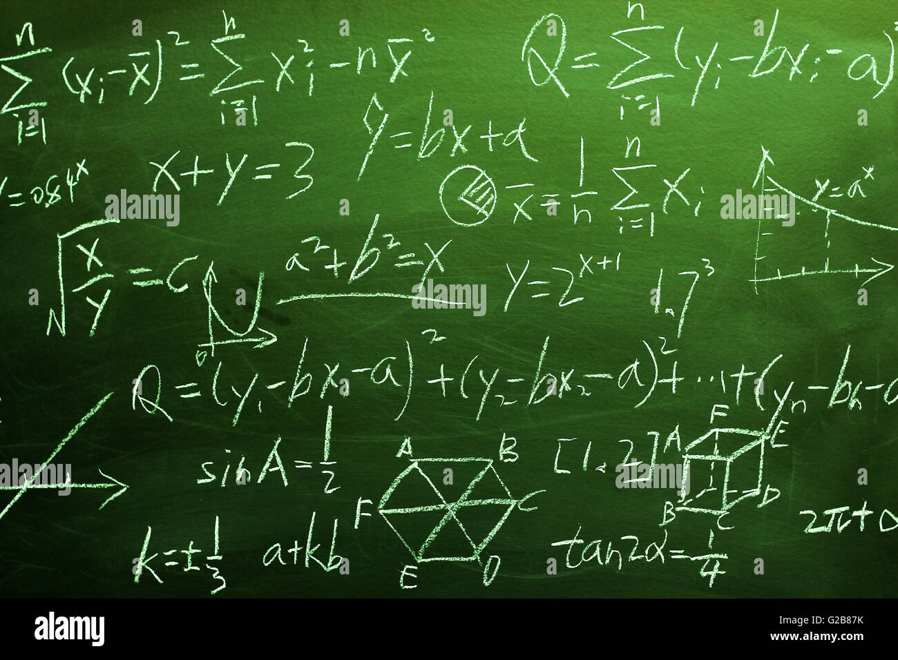 Des formules mathématiques écrit par craie blanche sur le tableau ...