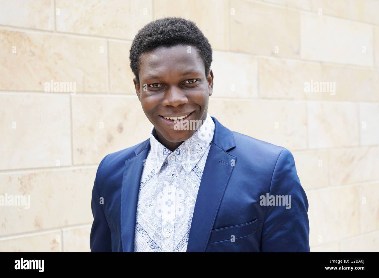 Heureux jeune homme d'origine africaine Banque D'Images