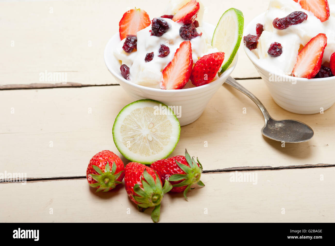 Salade de fruits et yaourt petit-déjeuner sain sur table en bois blanc Banque D'Images