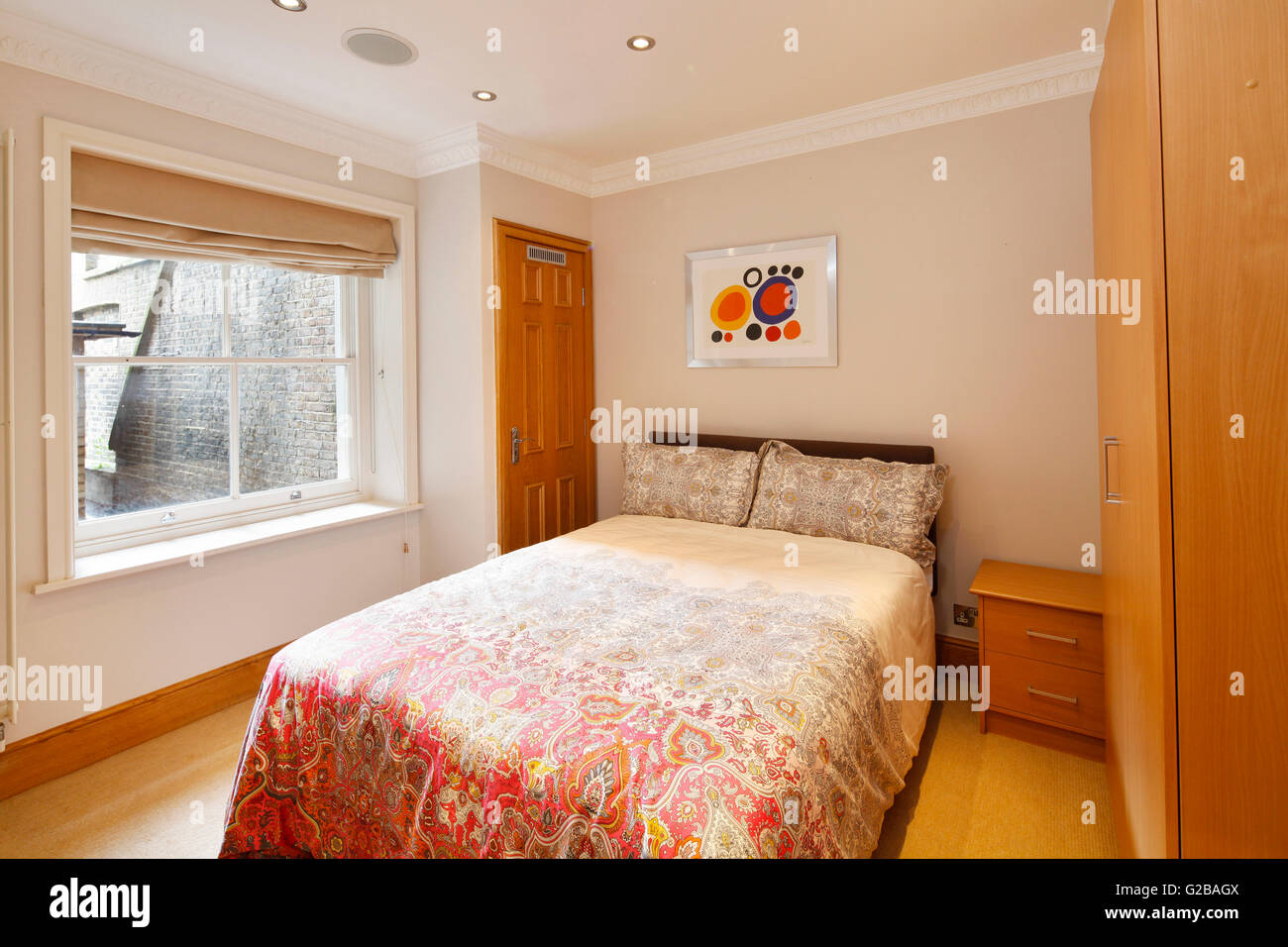 Inverness Terrace. Chambre Classique avec lit double et un mobilier traditionnel. Grande fenêtre et plancher en bois. Banque D'Images