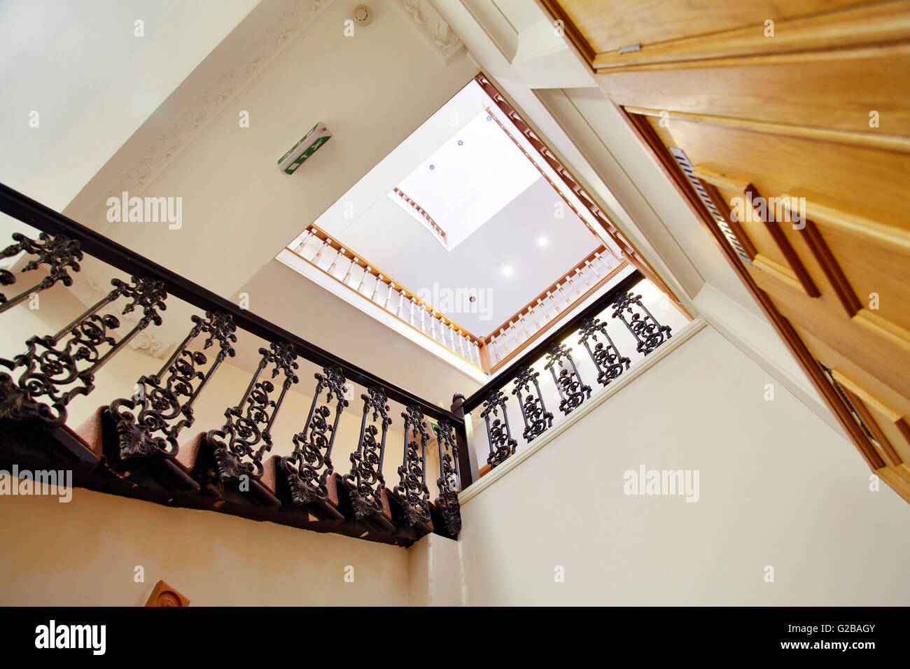 Inverness Terrace. Tilted view looking up at escaliers et puits de lumière. Banque D'Images