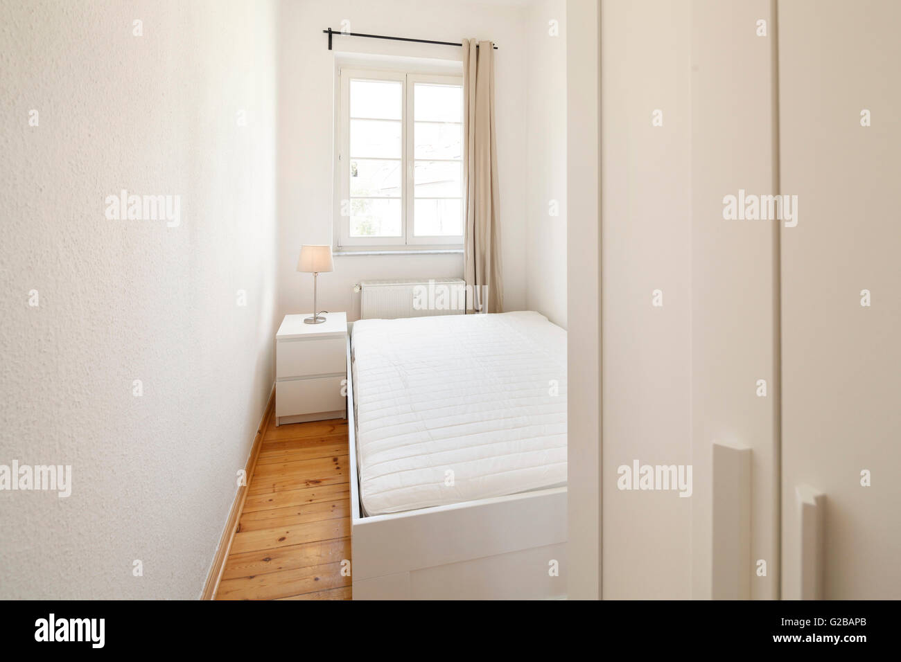 Wisbyer Straße 59. Voir d'un peu de chambre à coucher. Lit et table de chevet. Banque D'Images