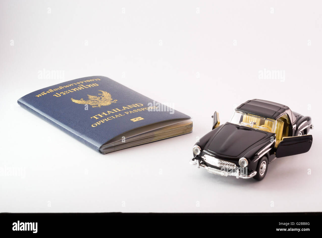 Un passeport de voyage Thaïlande avec modèle de voiture . Banque D'Images