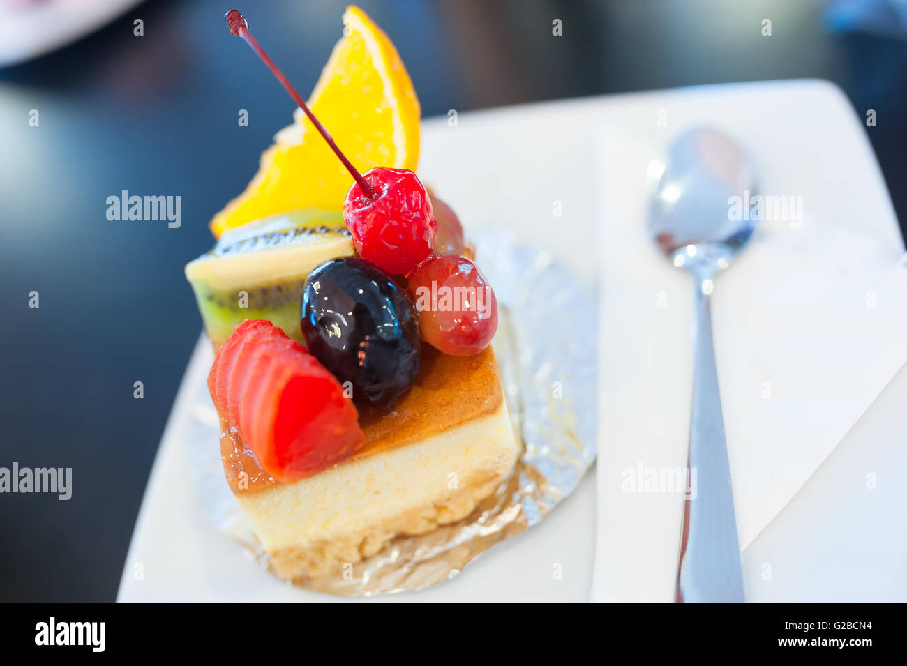 Un gâteau de fruit dans la douce lumière . Banque D'Images