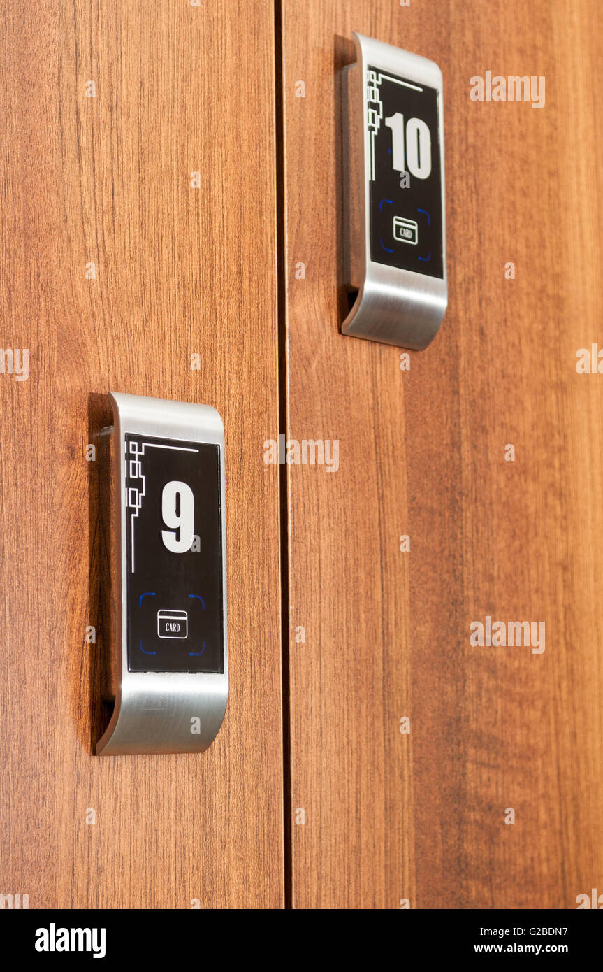 Close up de casiers numérotés moderne sécurisé par carte-clé comme protection concept dans un vestiaire. Banque D'Images