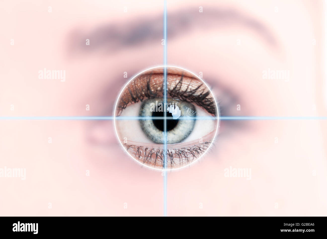 Close up of female blue eye scanné pour accéder à la haute technologie comme concept d'identification personnel Banque D'Images