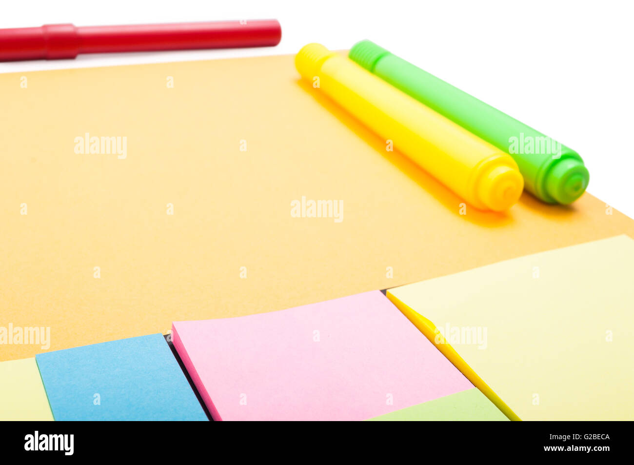 Point De Vue De L Ensemble Vide De Post It Sur Le Bureau Avec Des Marqueurs Colores Photo Stock Alamy