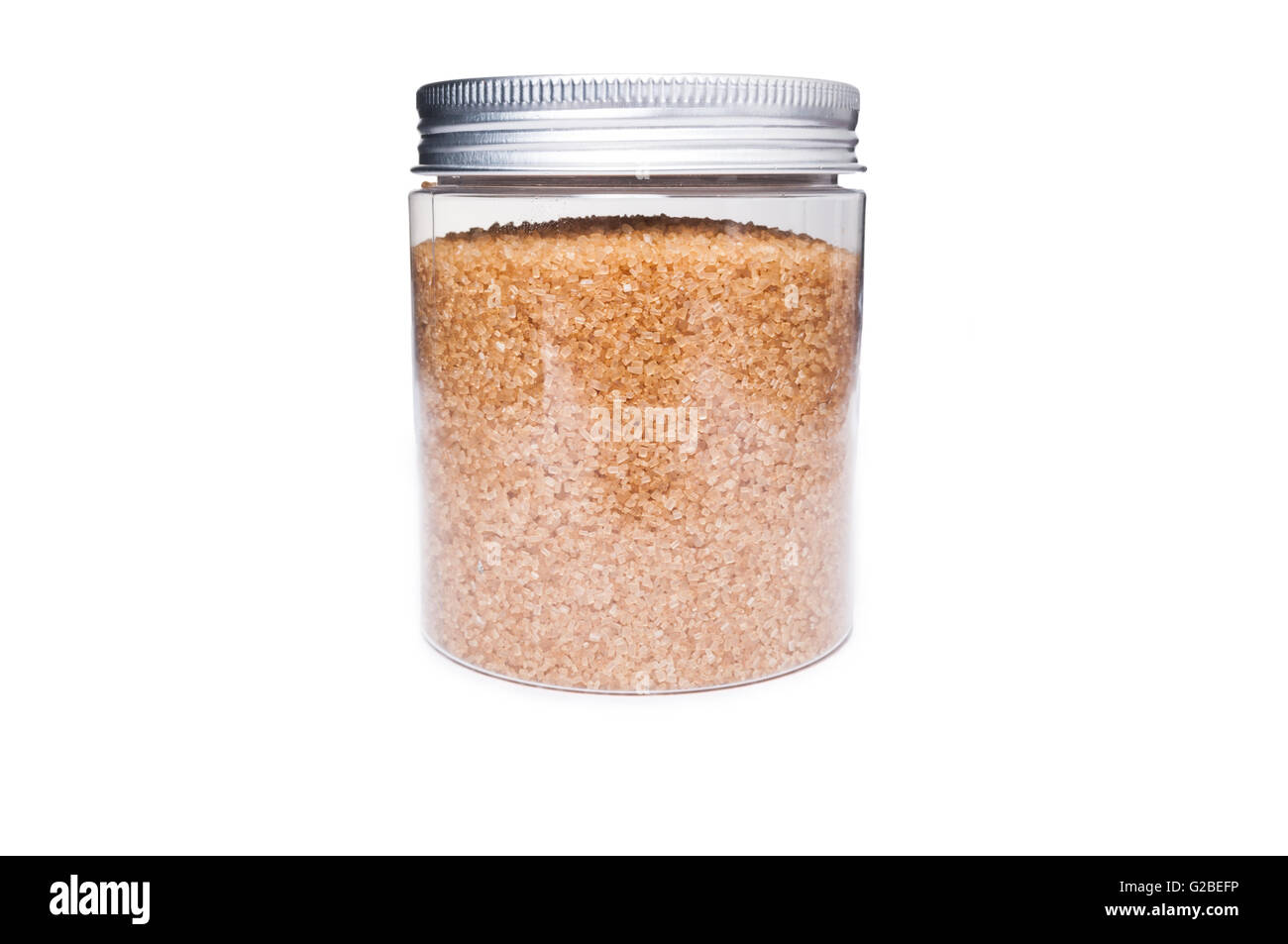 Le sucre brun en pot en plastique transparent contenant de stockage isolé sur fond blanc studio Banque D'Images