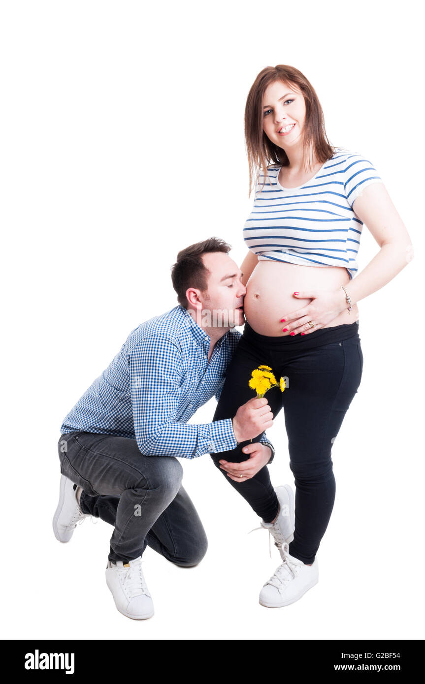 Couple avec femme enceinte et mari en attendant la naissance de l'enfant isolé sur fond blanc Banque D'Images