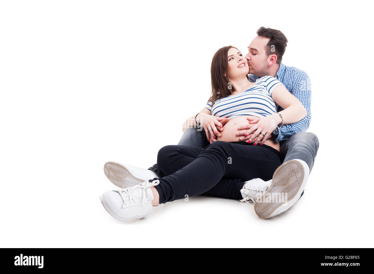 Futur Père embrassant sa femme enceinte sur joue et à heureux ensemble sur fond blanc avec zone publicitaire Banque D'Images