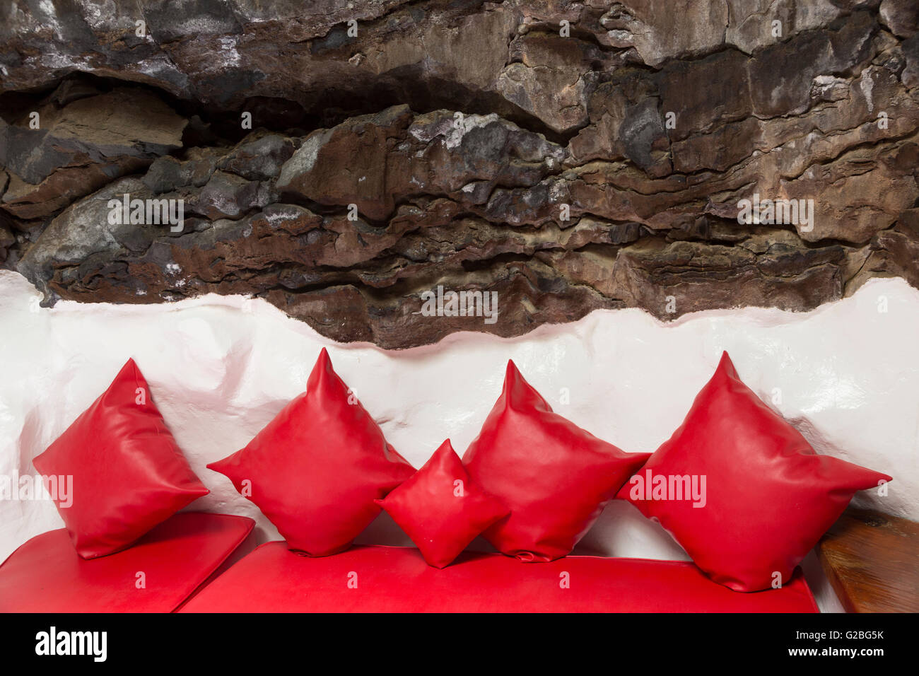 Coussins rouges sur son fauteuil dans la pièce en tube de lave, Fondation Cesar Manrique, Tahiche, Lanzarote, îles Canaries, Espagne Banque D'Images