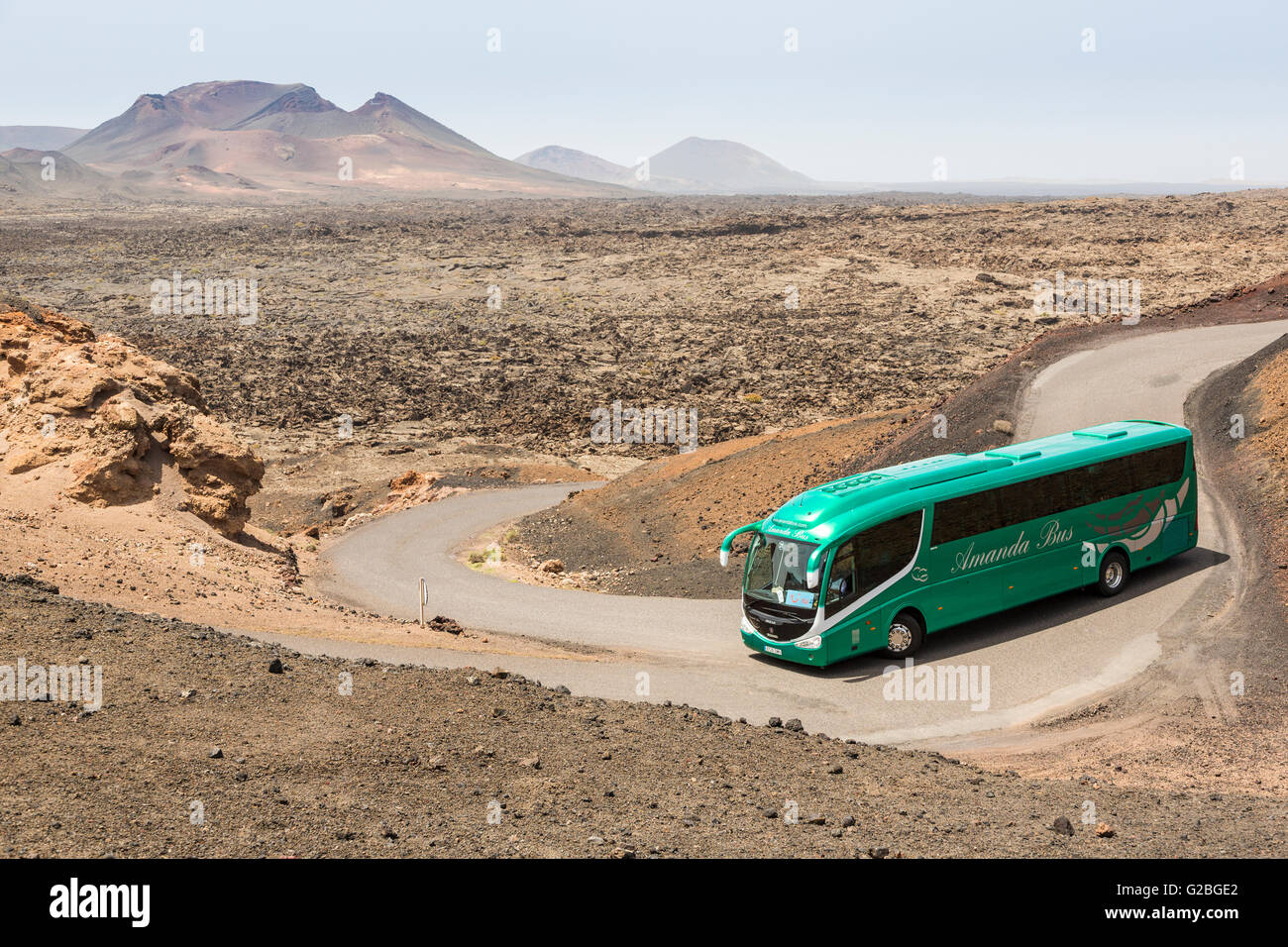 Tour Bus sur la route en passant par le Parque Nacional Timanfaya, Lanzarote, îles Canaries, Espagne Banque D'Images