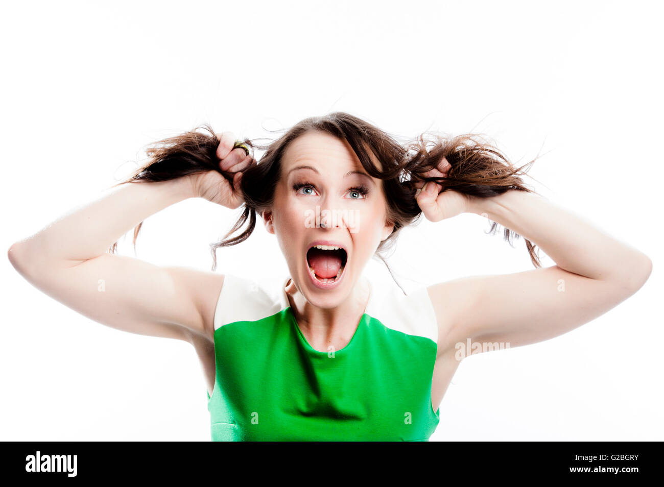 Femme hurlant de déchirer ses propres cheveux Banque D'Images