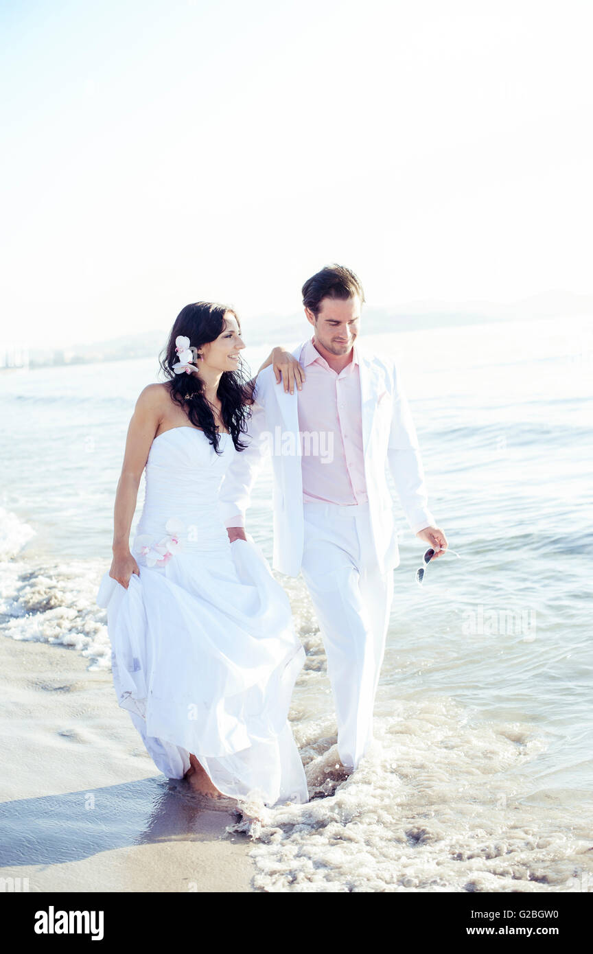 Mariée et le marié la marche sur la plage, Espagne Banque D'Images