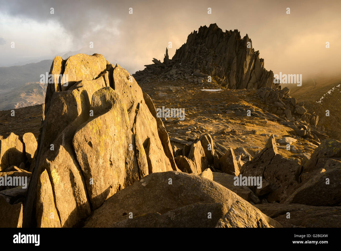 Gwynt y Castell (Château des vents) sur Glyder Fach, Snowdonia, allumé de façon spectaculaire au coucher du soleil. Banque D'Images